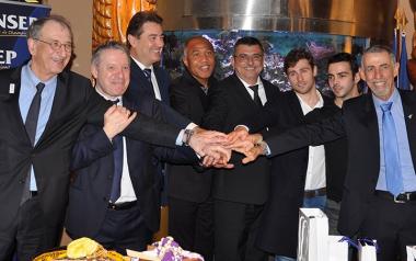 Philippe Germain en compagnie sportive, avec le président du CNOSF (à gauche), le directeur général de l’Insep (3e à gauche), Charles Cali (1er à droite), ou encore Antoine Kombouaré et l’ex-judoka Thierry Rey (2e à gauche)