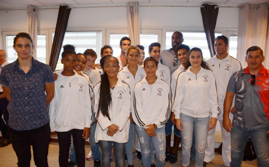 Teddy Riner a pris la pose aux côtés des jeunes du pôle espoirs calédonien de judo…