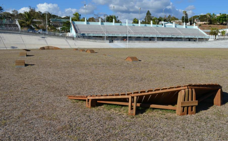Les utilisateurs du circuit peuvent aussi profiter des structures en bois de l’école calédonienne de vélo, situées juste à côté du pump track.