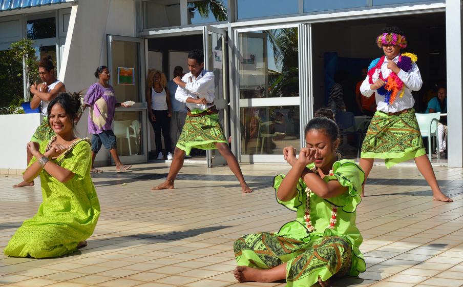 Danse wallisienne sur la scène extérieure.