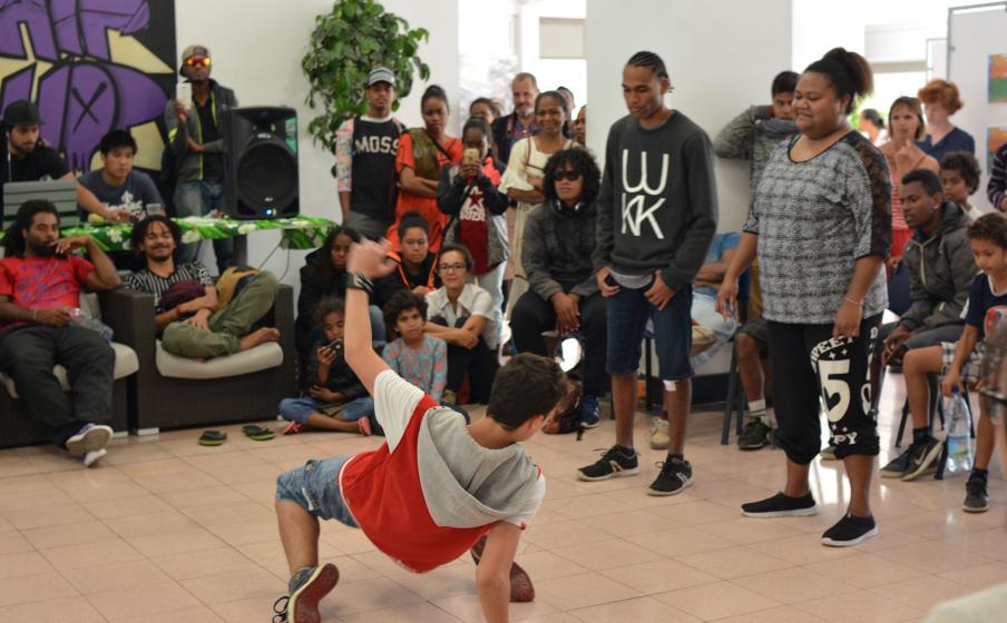 Le battle de danse hip hop a mis l'ambiance dans le hall.