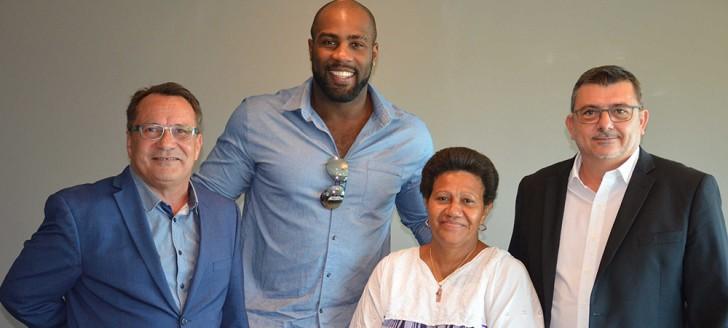 Teddy Riner a été reçu au gouvernement par le président Philippe Germain, le vice-président Jean-Louis d’Anglebermes et la membre du gouvernement Valentine Eurisouké. Teddy Riner a été reçu au gouvernement par le président Philippe Germain, le vice-président Jean-Louis d’Anglebermes et la membre du gouvernement Valentine Eurisouké.