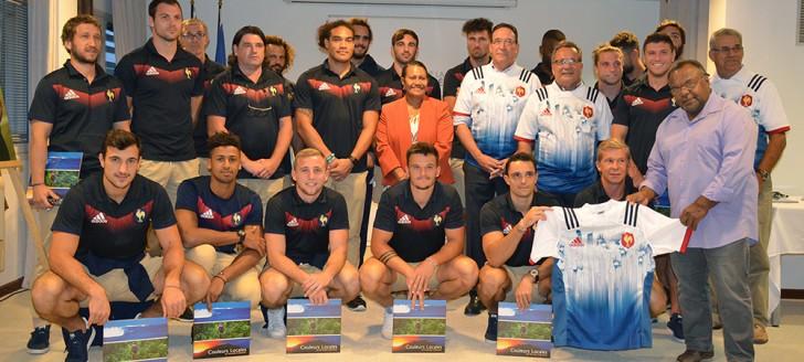 Photo de groupe, avec les représentants des institutions en tenue ! Tous professionnels, la plupart des joueurs internationaux sont sous contrat avec la FFR, leur employeur. Photo de groupe, avec les représentants des institutions en tenue ! Tous professionnels, la plupart des joueurs internationaux sont sous contrat avec la FFR, leur employeur.